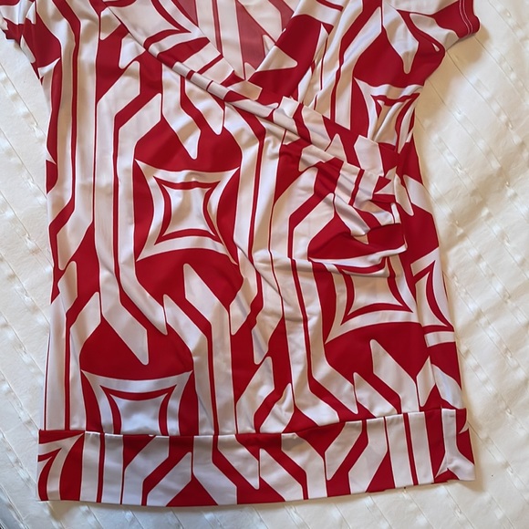HKR collections | red and white motif v neck top | size M - Picture 4 of 4